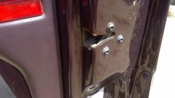 93 Cadillac Fleetwood Passenger Right Front Door Latch With Rods/Cables Assembly — photo 2