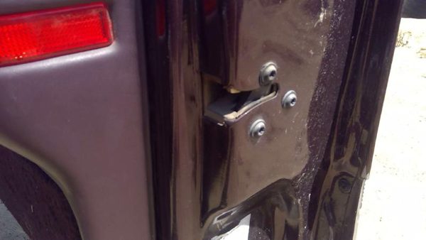 93 Cadillac Fleetwood Passenger Right Front Door Latch With Rods/Cables Assembly — photo 1