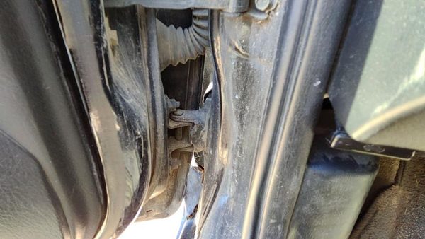 2002 INFINITI G20 Front Door Hinge LH — photo 3