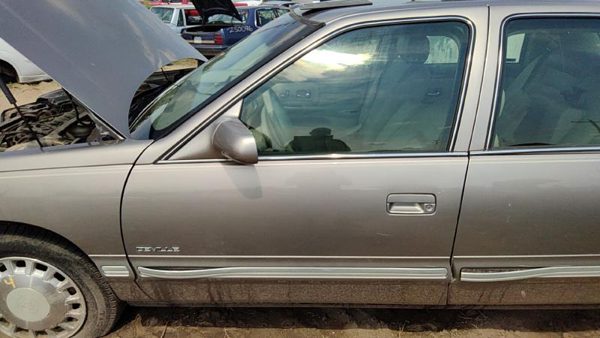 1999 Cadillac DeVille Front Door LH 46A Beige — photo 1