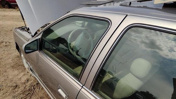 1999 Cadillac DeVille Front Door LH 46A Beige — photo 2