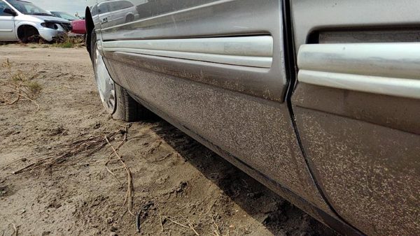 1999 Cadillac DeVille Front Door LH 46A Beige — photo 4
