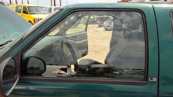 1995-2005 S10 Blazer Driver Left Front Side Window Door Glass Oem 15761466 — photo 3