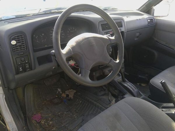 1995 Nissan Pathfinder — vehicle photo 5