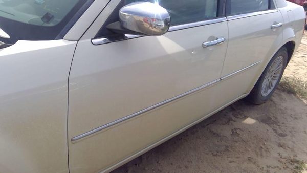 2010 Chrysler 300 Front Door LH White Pwg — photo 1