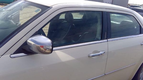 2010 Chrysler 300 Front Door LH White Pwg — photo 8
