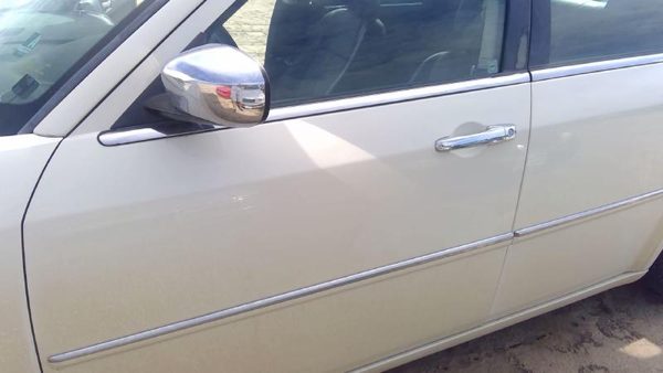 2010 Chrysler 300 Front Door LH White Pwg — photo 6