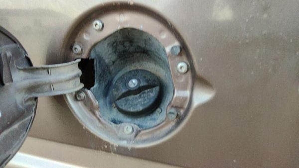 1992-1999 Chevy Suburban Fuel Filler Neck Assembly With Gas Cap Oem 15644293 — photo 2