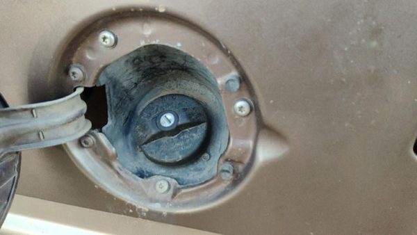 1992-1999 Chevy Suburban Fuel Filler Neck Assembly With Gas Cap Oem 15644293 — photo 1