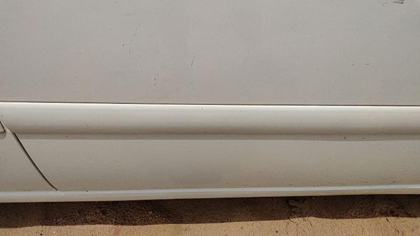 00-07 Focus Station Wagon Passenger Right Front Moulding From Door Trim Strip — photo 3