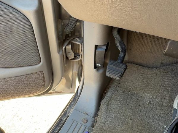 2000-2006 Chevy Suburban 1500 Driver Left Lower Kick Trim Panel Oem Gray 92I — photo 2
